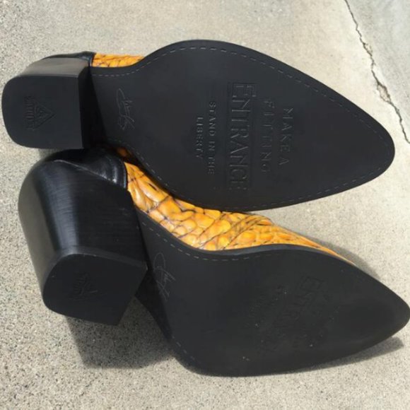 Fluevog Shoes - ENTRANCE ROOM 112 - Picture 4 of 5